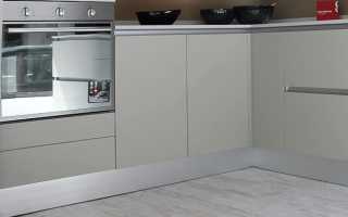 Цоколь кухонного гарнитура — что это такое? Фото реальных кухонь с декоративной планкой и без нее