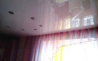 Какие карнизы лучше вешать при натяжных потолках — варианты крепления и фото со шторами в интерьере