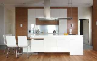 Белая кухня с деревом: любовь с первого взгляда