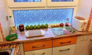 Как использовать и обыграть подоконник на кухне и других комнатах: идеи декора, фото интерьеров