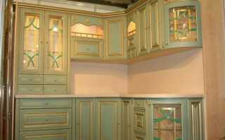 Интерьер кухни с патиной: фасады «под старину» в разных цветах и стилях