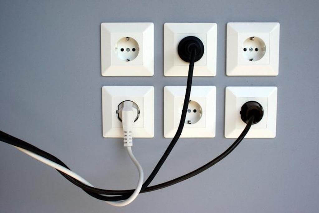 Как сделать или перенести розетки на кухне во время или после ремонта