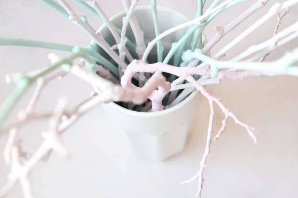 Что поставить в вазу, кроме цветов: 35 идей с фото в интерьере