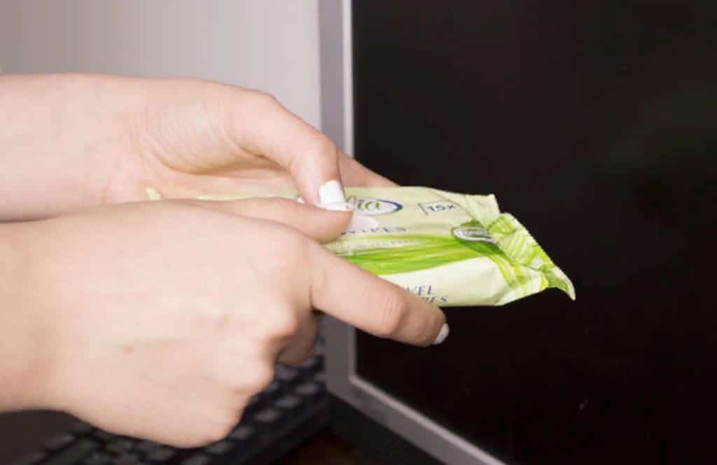 Чем протирать экран ЖК-телевизора в домашних условиях от пыли, разводов, жирных пятен