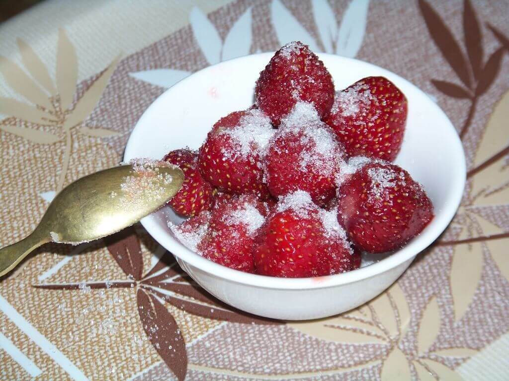 Как правильно и вкусно заморозить клубнику на зиму в морозильной камере с сахаром и без