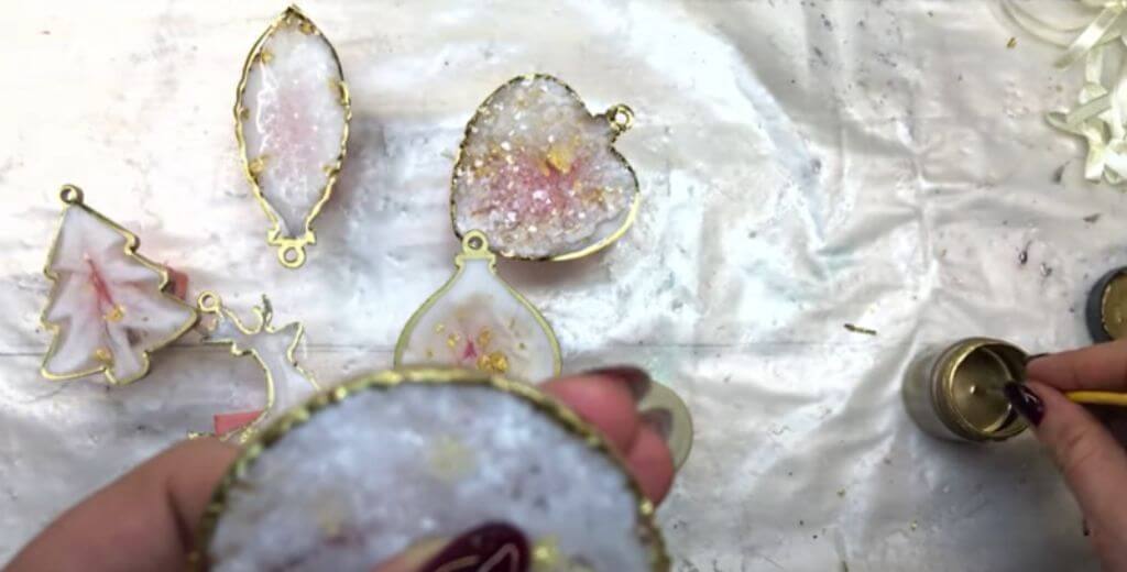 Новогодние игрушки из эпоксидной смолы своими руками