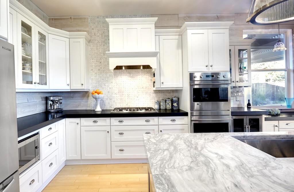 Светлая кухня с темной столешницей: новый тренд интерьера