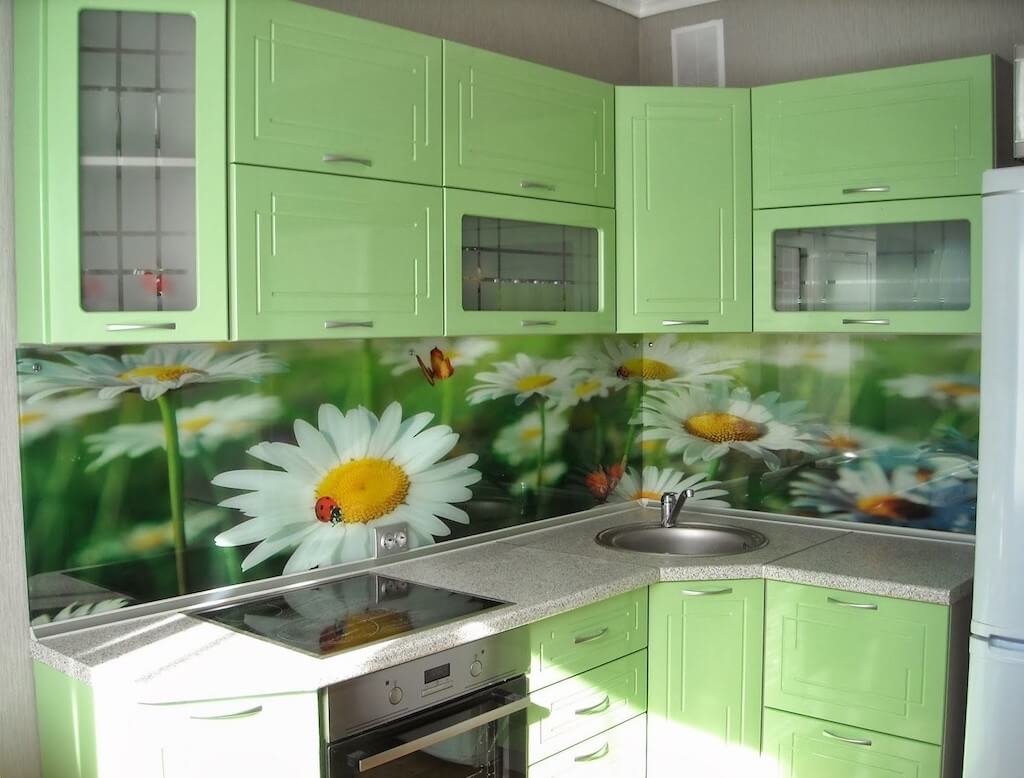 Скинали — беспроигрышный вариант добавить уникальности интерьеру: фото интересных стеклянных фартуков для кухни