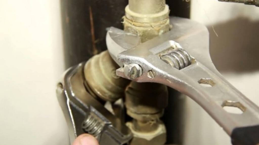 Как открутить фильтр для воды: в какую сторону, если не откручивается, с ключом и без