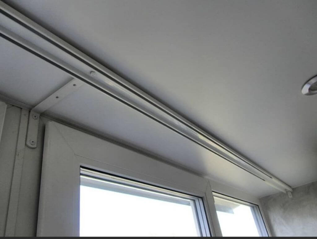 Как повесить карниз на натяжной потолок, если он уже натянут?