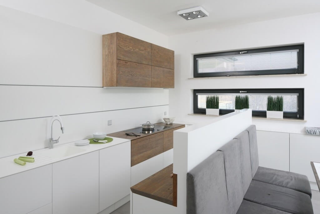 Белая кухня с деревом: любовь с первого взгляда