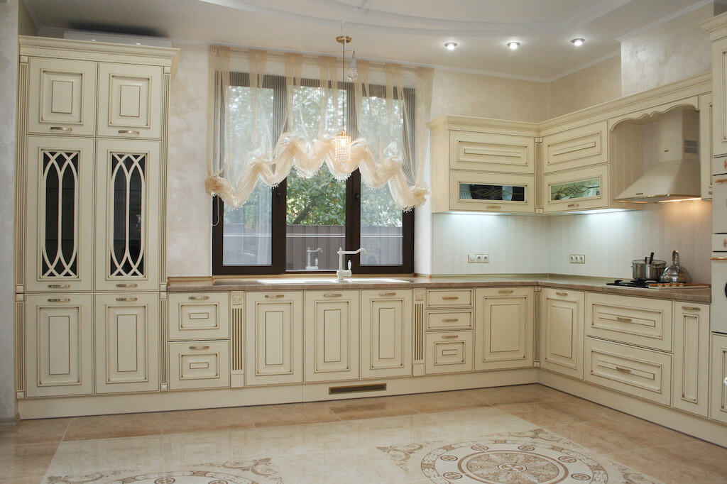 На пике моды — кухонные гарнитуры с фасадами, покрытыми золотой патиной