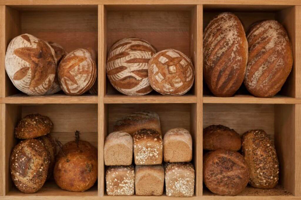 Где и как лучше хранить хлеб на кухне, чтобы не черствел и не плесневел: идеи и советы