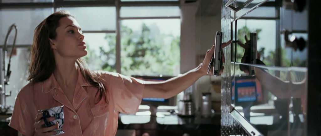 Кухня с секретом в стиле хай-тек: «Мистер и миссис Смит»