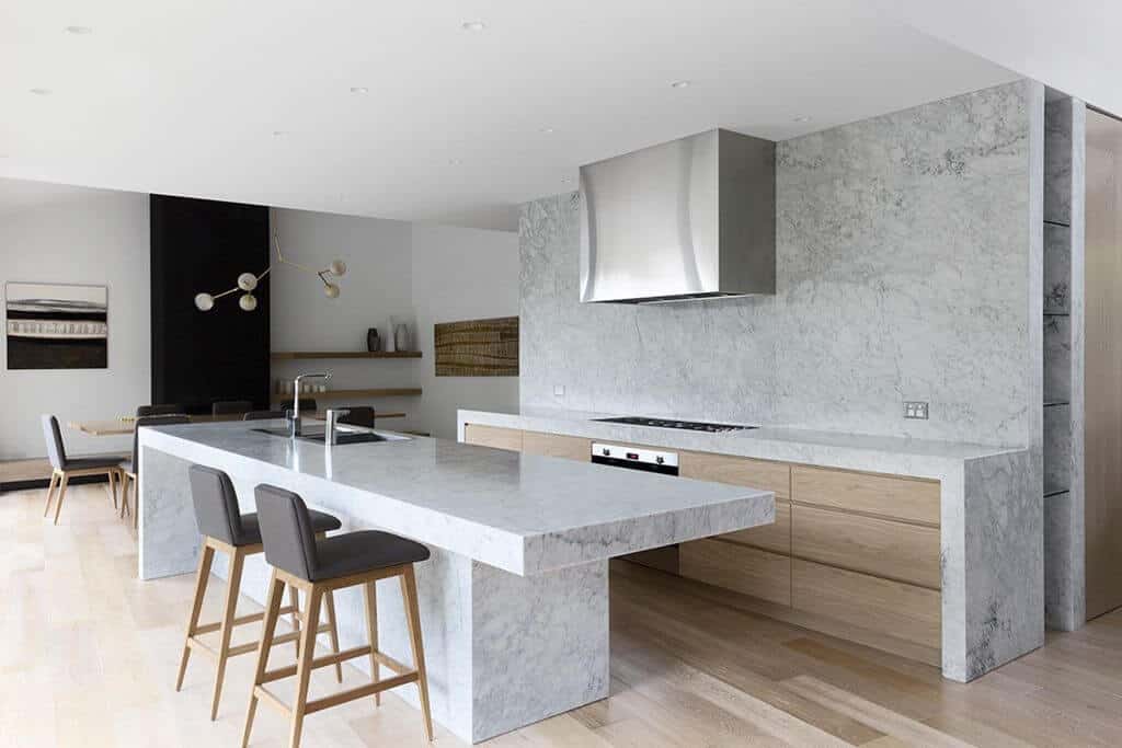 Отделка кухни декоративным камнем (искусственным и натуральным): дизайн интерьера, варианты и сочетания, фото