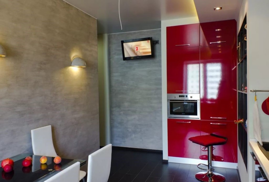 Оформление стены на кухне возле стола: способы и фото удачных идей