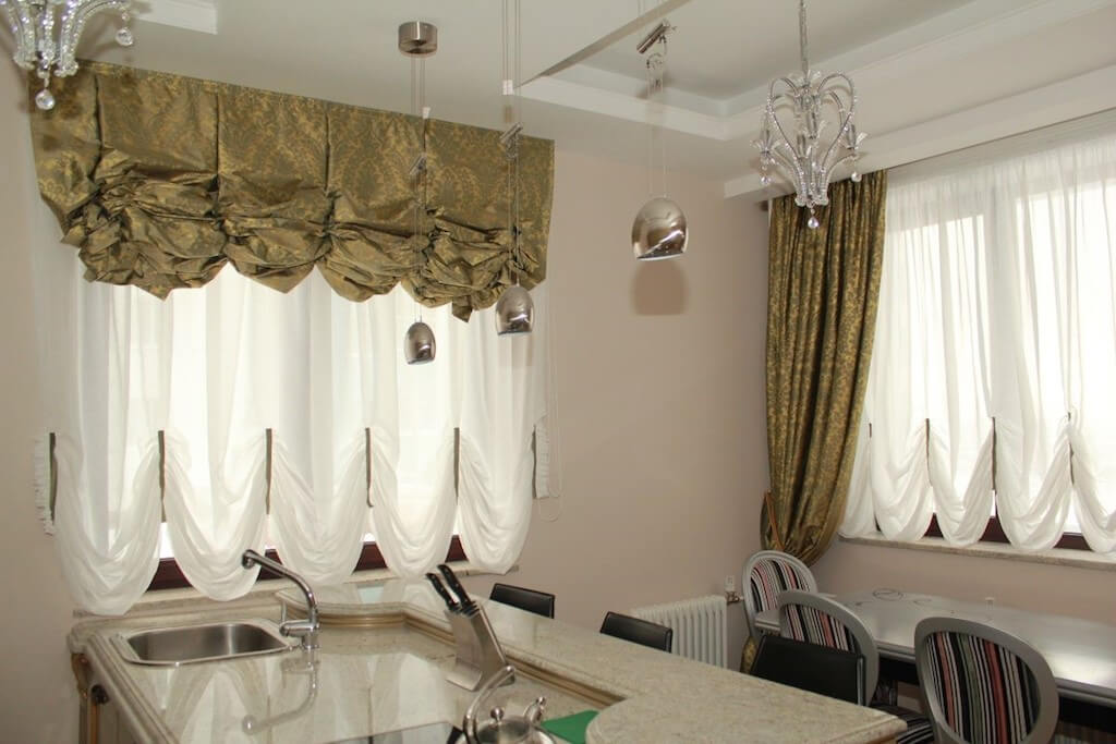 Австрийские занавески на кухне