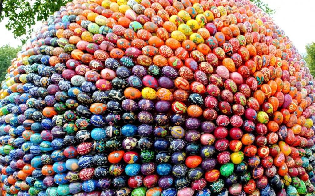 60 идей, как покрасить яйца на Пасху интересно и красиво своими руками с «химией» и без