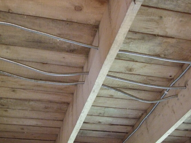 Проводка под натяжным потолком: достоинства и недостатки, рекомендации и возможные ошибки