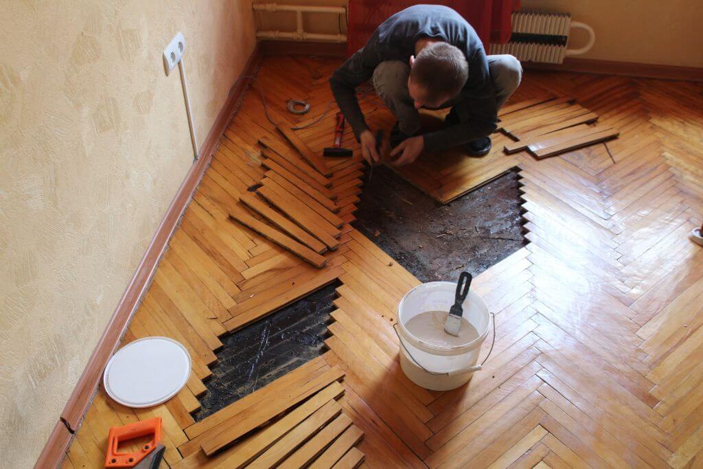 Как обновить старый паркет своими руками: реставрация и ремонт, способы восстановления с циклевкой и без