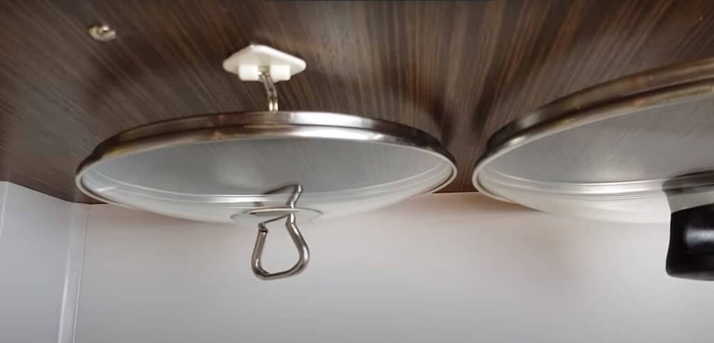 Как хранить крышки от кастрюль на кухне: приспособления своими руками