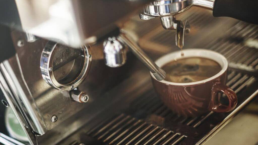 Почему в рожке кофеварки остается вода?