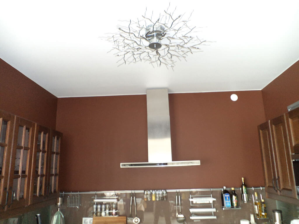 Какие потолки лучше устанавливать на кухне — фото и особенности современных вариантов