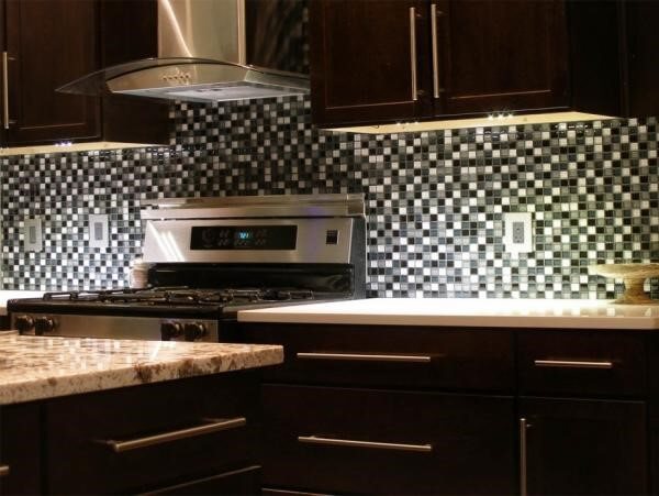 Защитный экран для кухни: выбор материала и установка своими руками