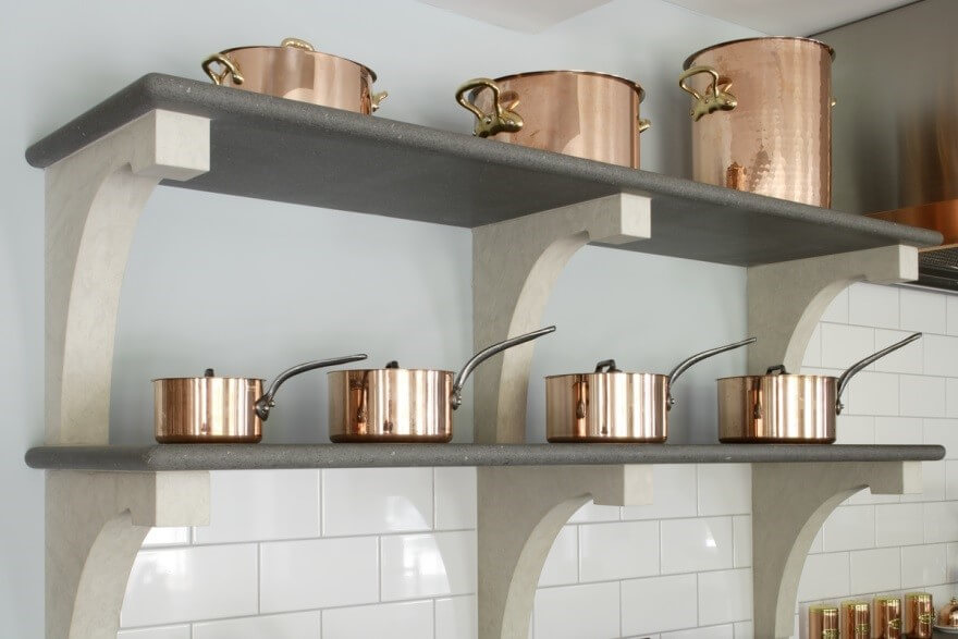 Открытые полки на кухне: плюсы и минусы, отзывы, фото в интерьере