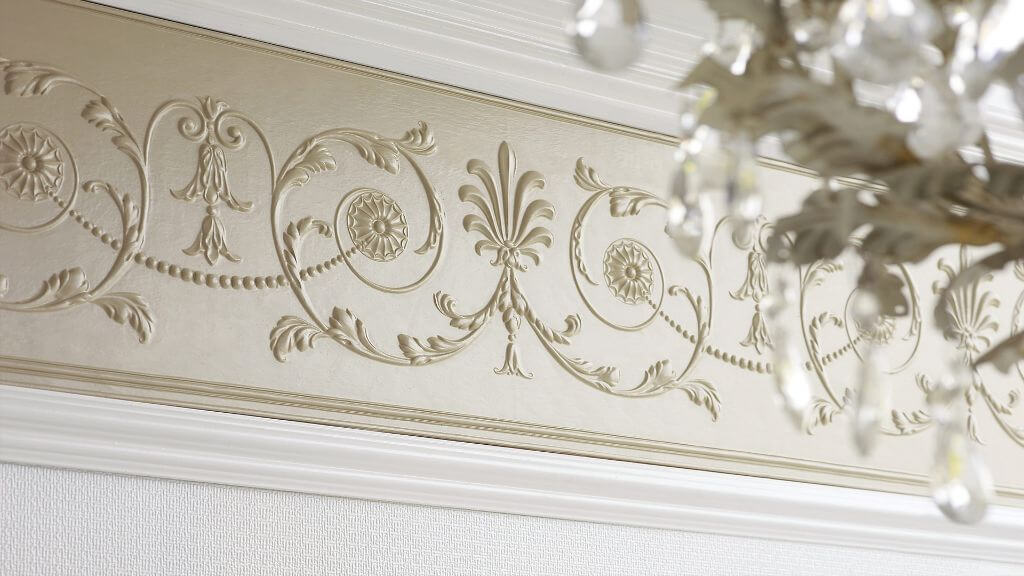 Виды потолочных плинтусов для натяжного потолка, и как приклеить самому (+фото-инструкции)