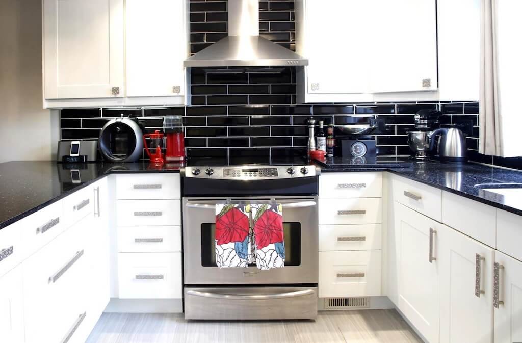 Черно-белая кухня: как сделать и не пожалеть?