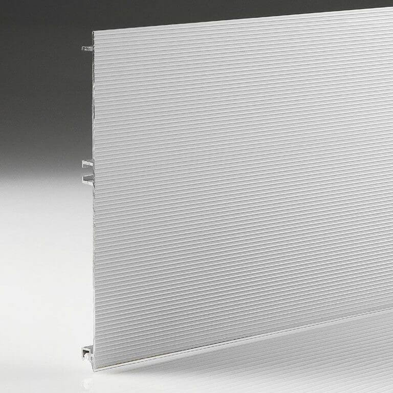 Цоколь кухонного гарнитура — что это такое? Фото реальных кухонь с декоративной планкой и без нее