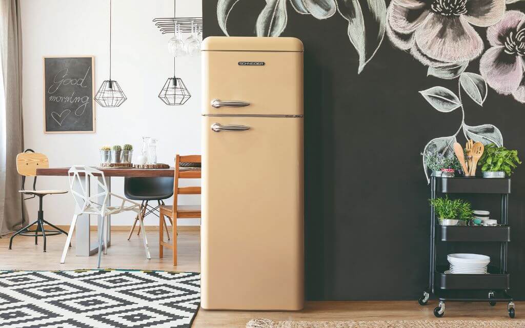 Бежевый (кремовый) холодильник в интерьере кухни