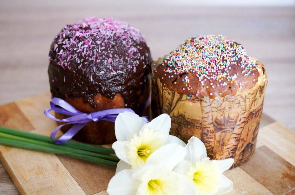 Украшение куличей на Пасху своими руками: 80 фото красивых идей (с посыпкой, изюмом, цветами, гнездами)