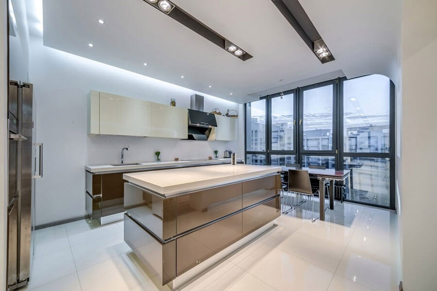 Глянцевая кухня в жемчужных цветах: ясень, олива, лен, лаванда