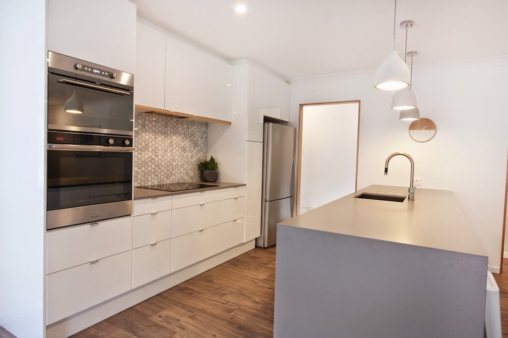 Кухня будущего: гарнитур без ручек (+30 фото интересных решений)