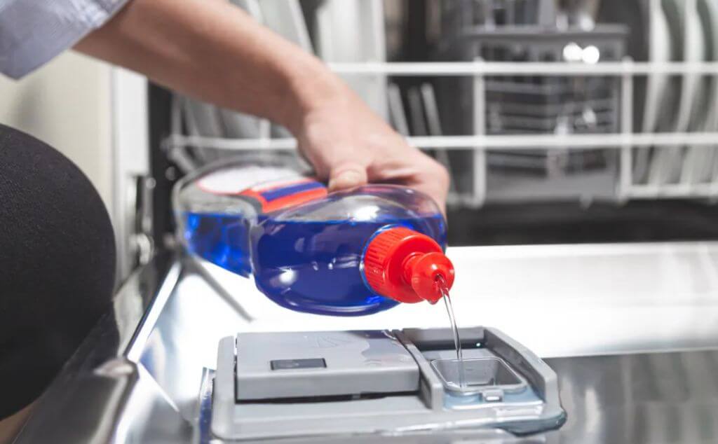 Почему на посуде остается белый налет после посудомойки: в чем причина, что делать, как убрать