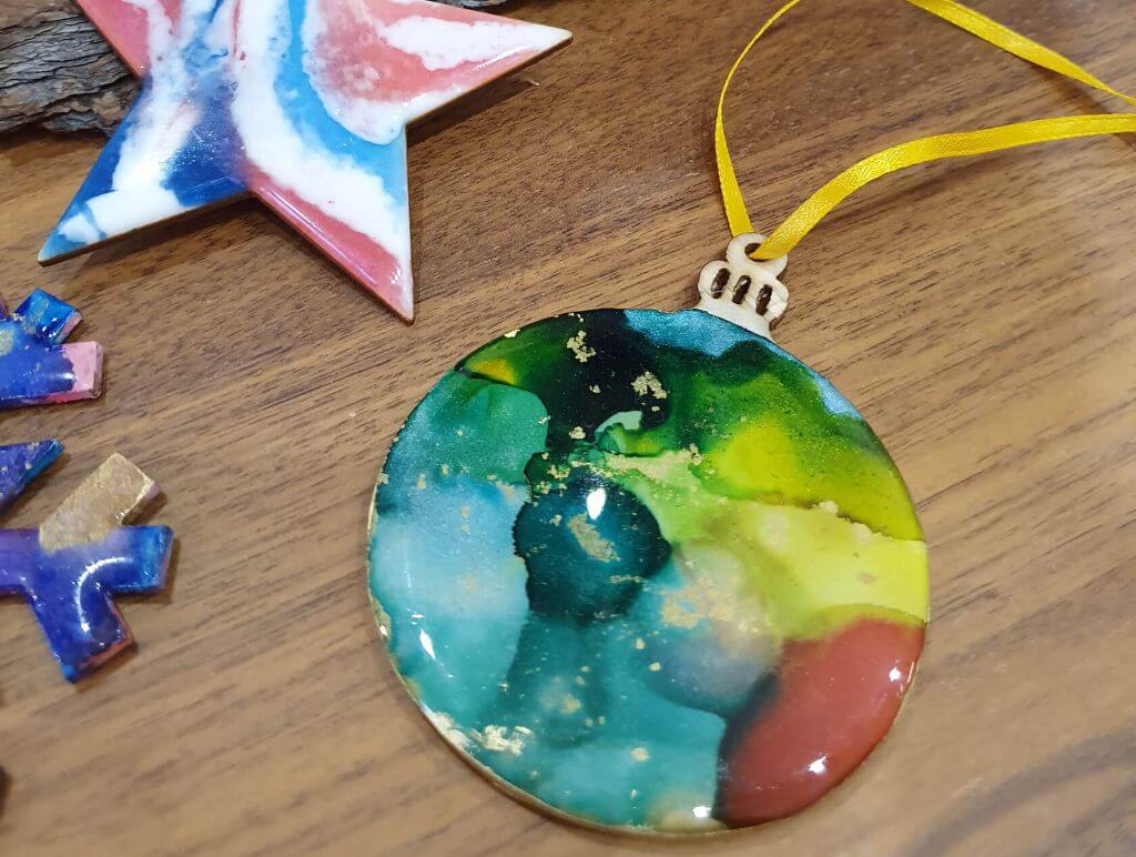 Новогодние игрушки из эпоксидной смолы своими руками