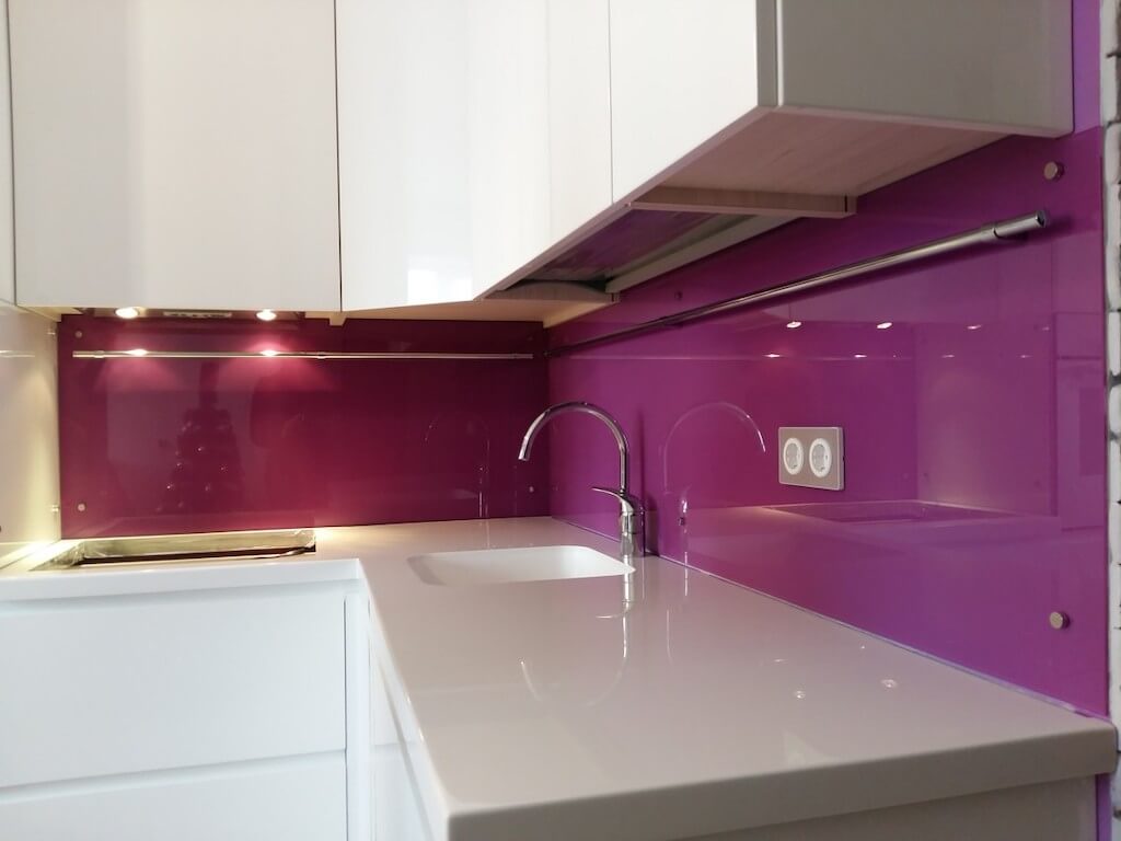 Скинали — беспроигрышный вариант добавить уникальности интерьеру: фото интересных стеклянных фартуков для кухни