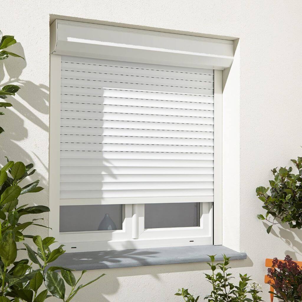 Как закрыть окна на первом этаже от посторонних взглядов и солнца своими руками