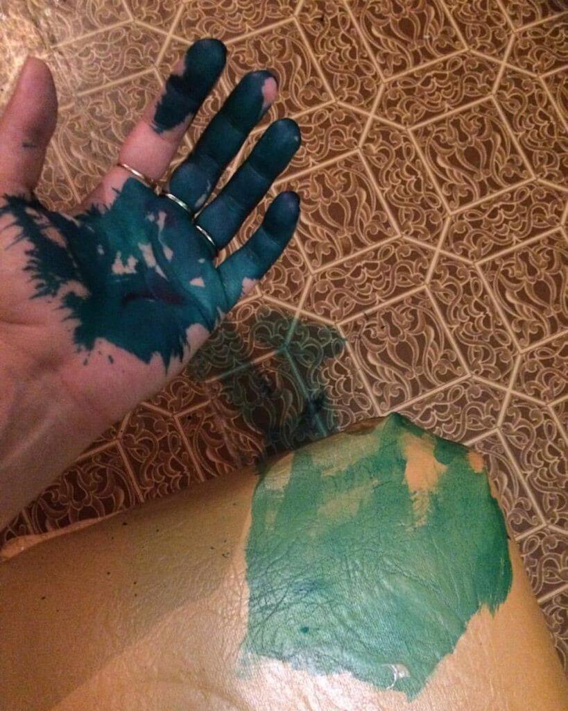 Как быстро отмыть зеленку с кожи, линолеума, одежды, мебели и других поверхностей