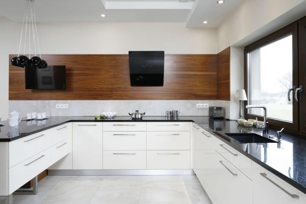 Белая кухня с деревом: любовь с первого взгляда