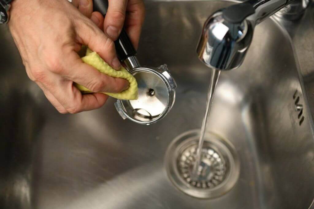 Почему в рожке кофеварки остается вода?