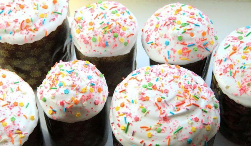 Украшение куличей на Пасху своими руками: 80 фото красивых идей (с посыпкой, изюмом, цветами, гнездами)