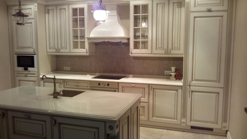 Интерьер кухни с патиной: фасады «под старину» в разных цветах и стилях