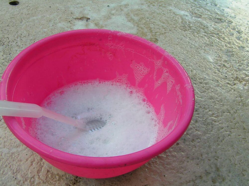 Как убрать наклейку или этикетку с пластика без следа: лайфхаки для разных поверхностей