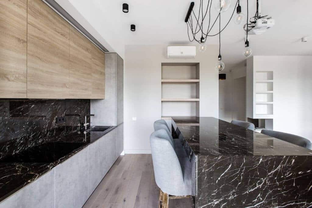 Отделка кухни декоративным камнем (искусственным и натуральным): дизайн интерьера, варианты и сочетания, фото