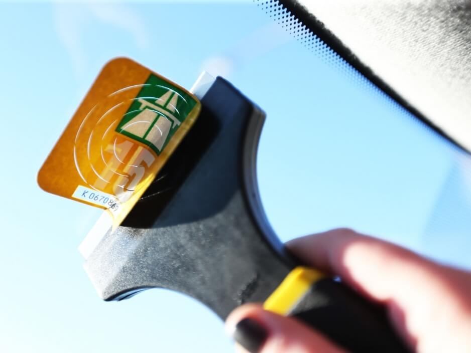 Как убрать наклейку или этикетку с пластика без следа: лайфхаки для разных поверхностей