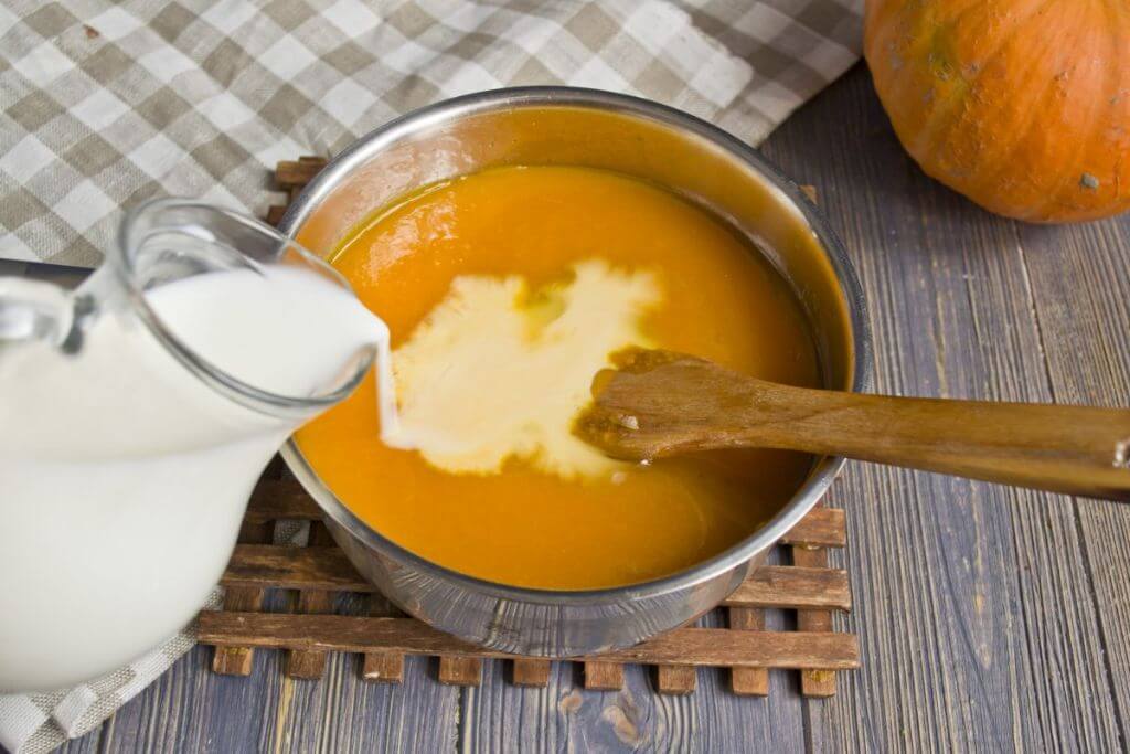 Почему сливки сворачиваются при тушении, нагреве, взбивании, в кофе: что делать, как избежать