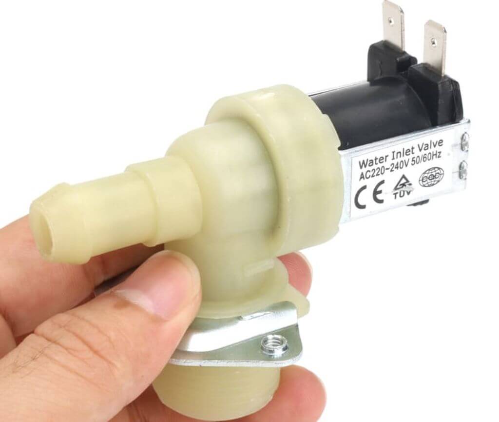 Почему на посуде остается белый налет после посудомойки: в чем причина, что делать, как убрать